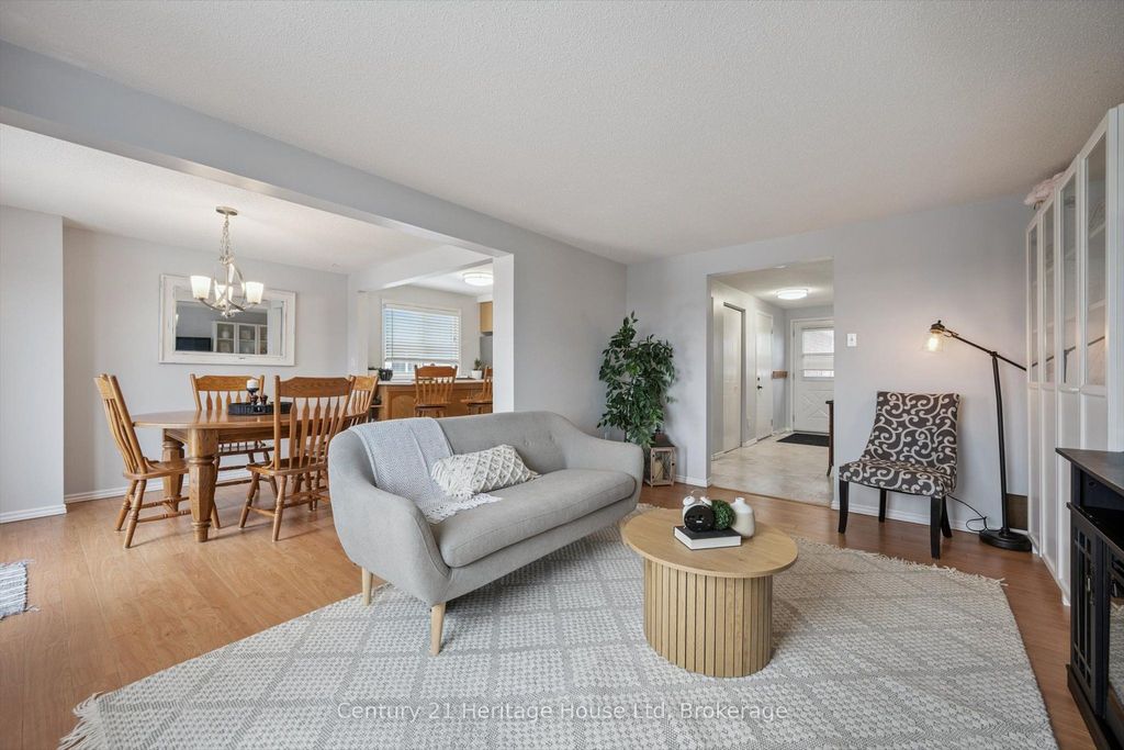 Photo of 425 Misty Crescent, Kitchener, ON N2B 3V7 (MLS # X12808272)