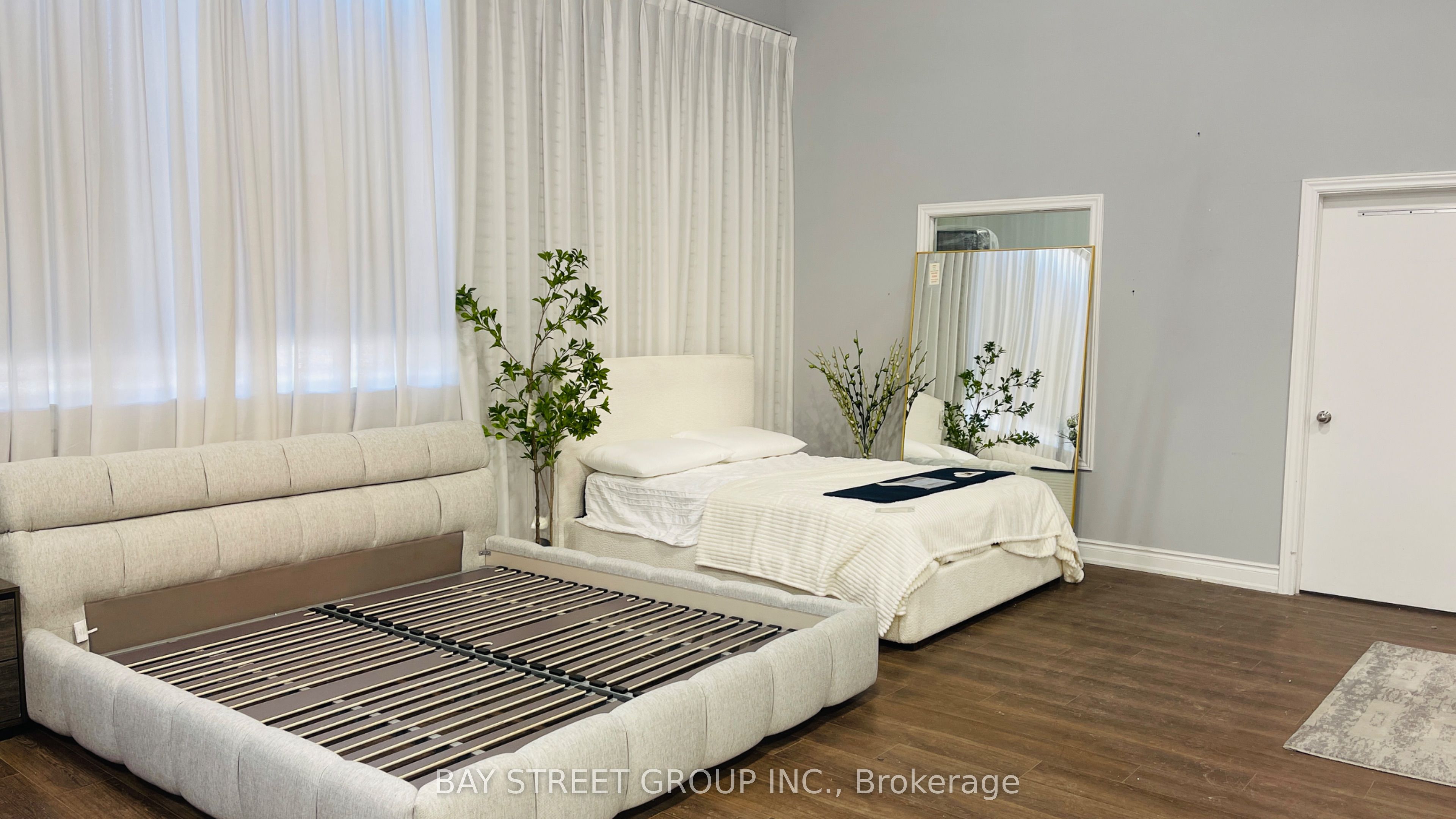 5701 Steeles Avenue W