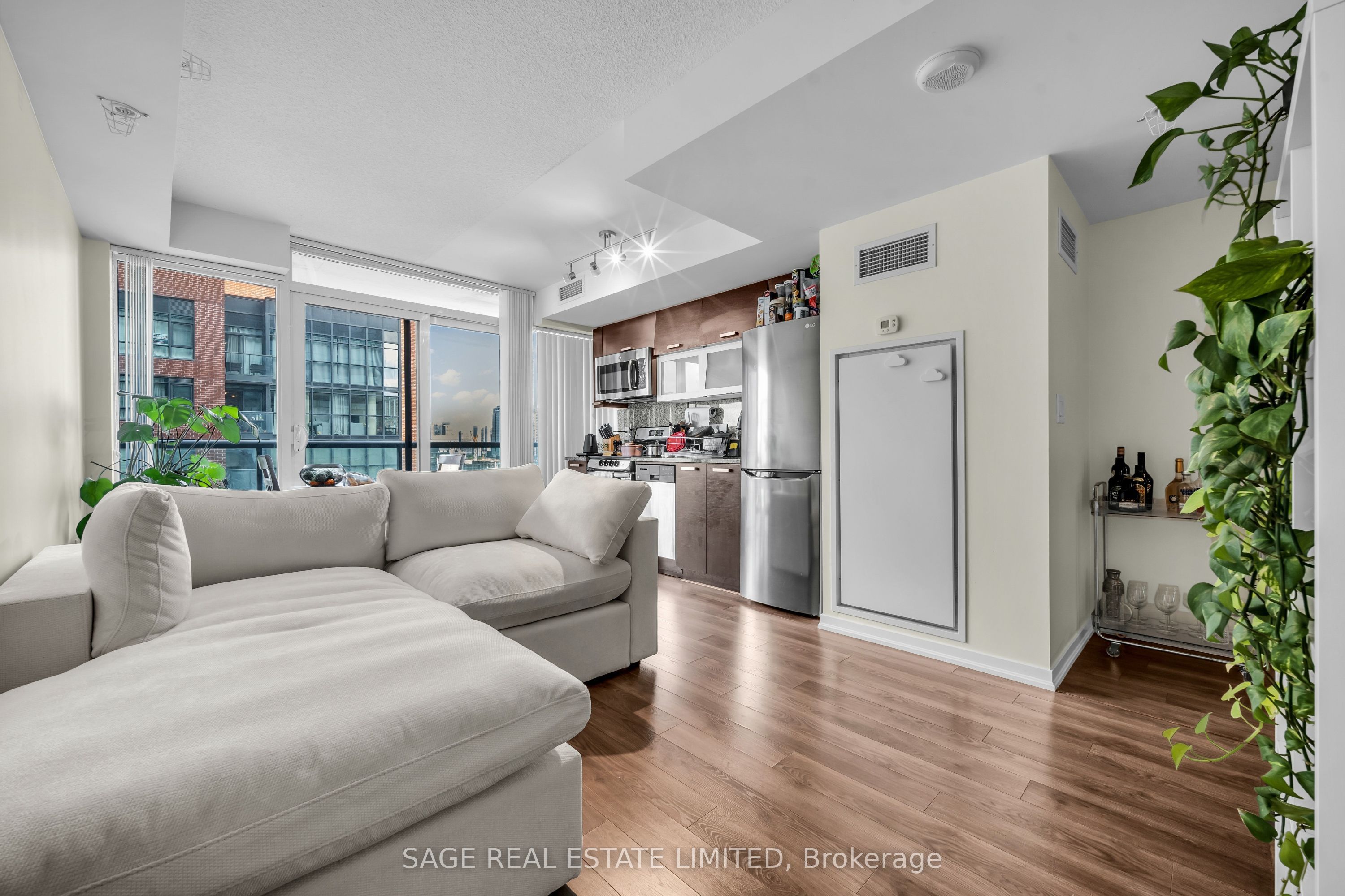 36 Lisgar Street 1210E