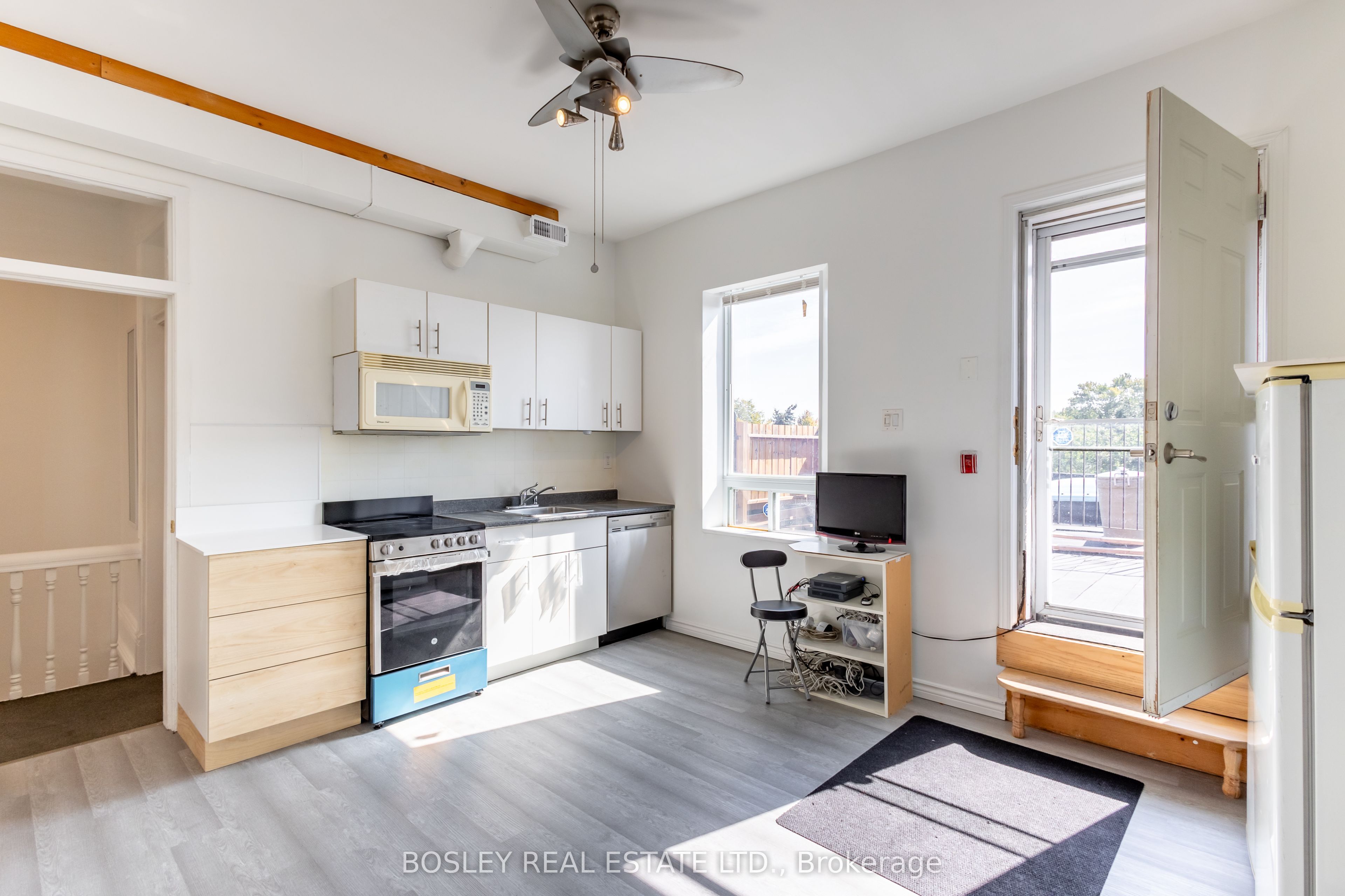 2963 Dundas Street W