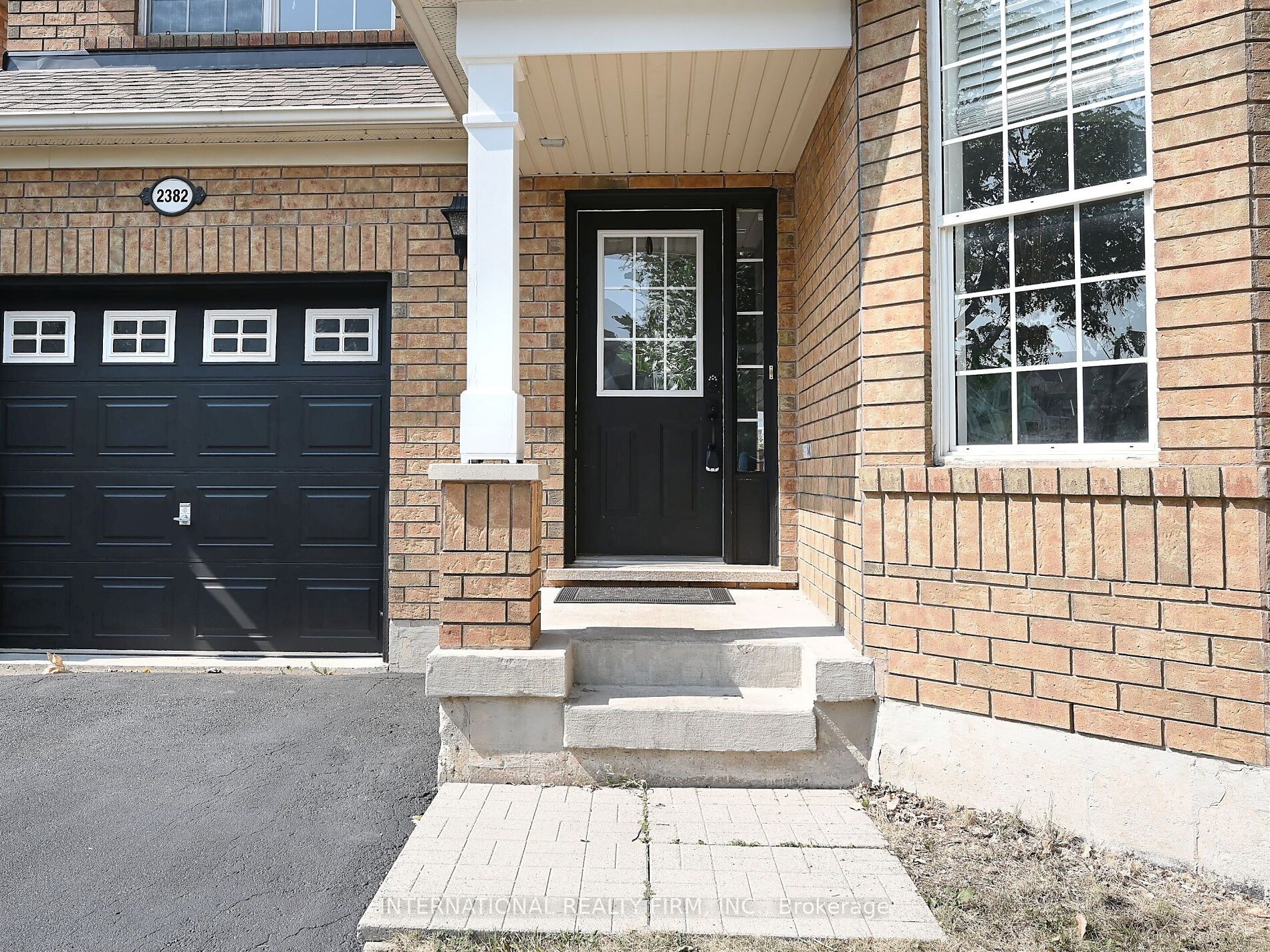 2382 Falkland Crescent