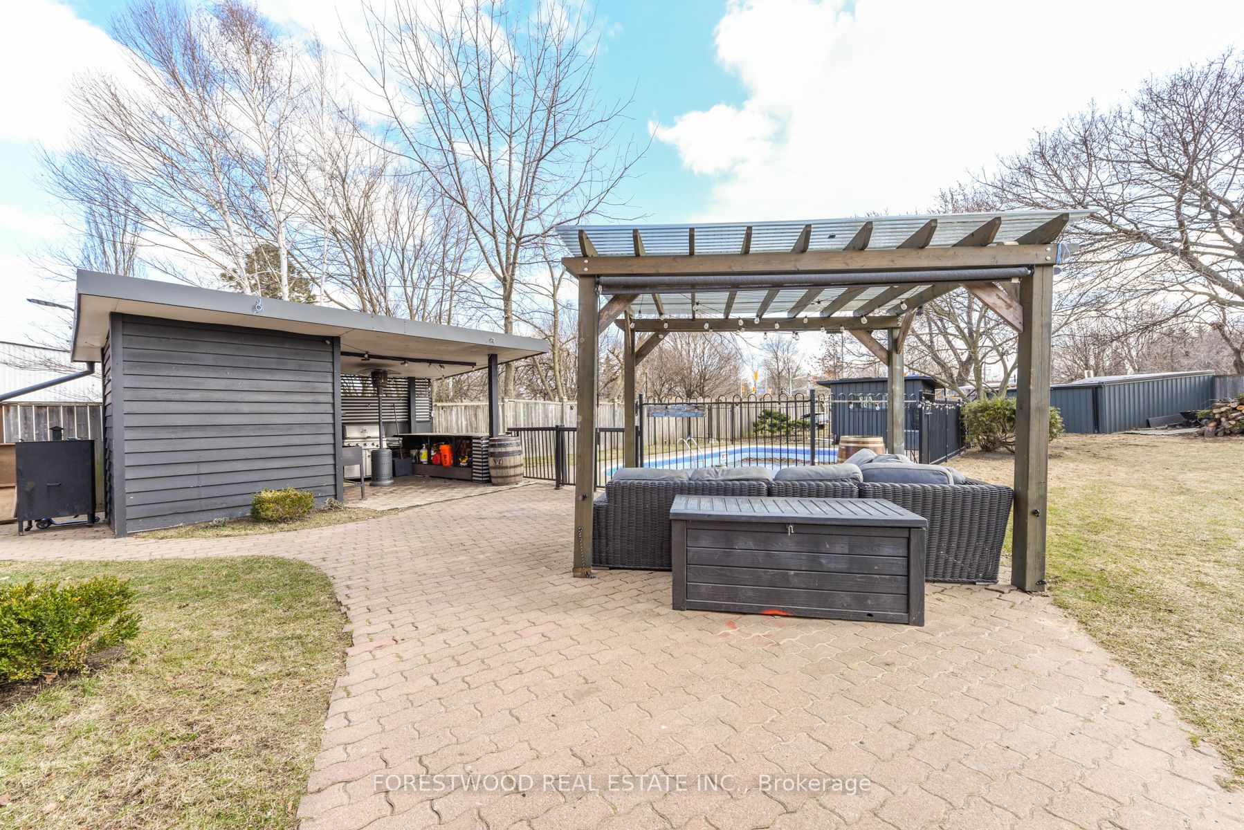 1690 Saltdene Terrace