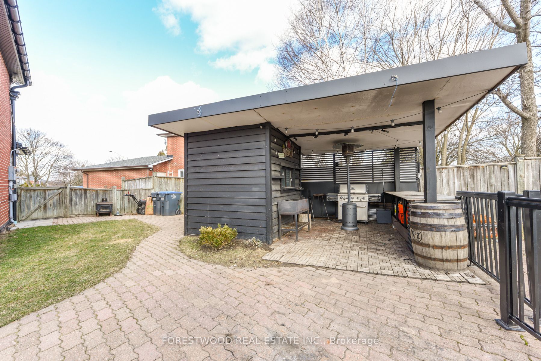 1690 Saltdene Terrace