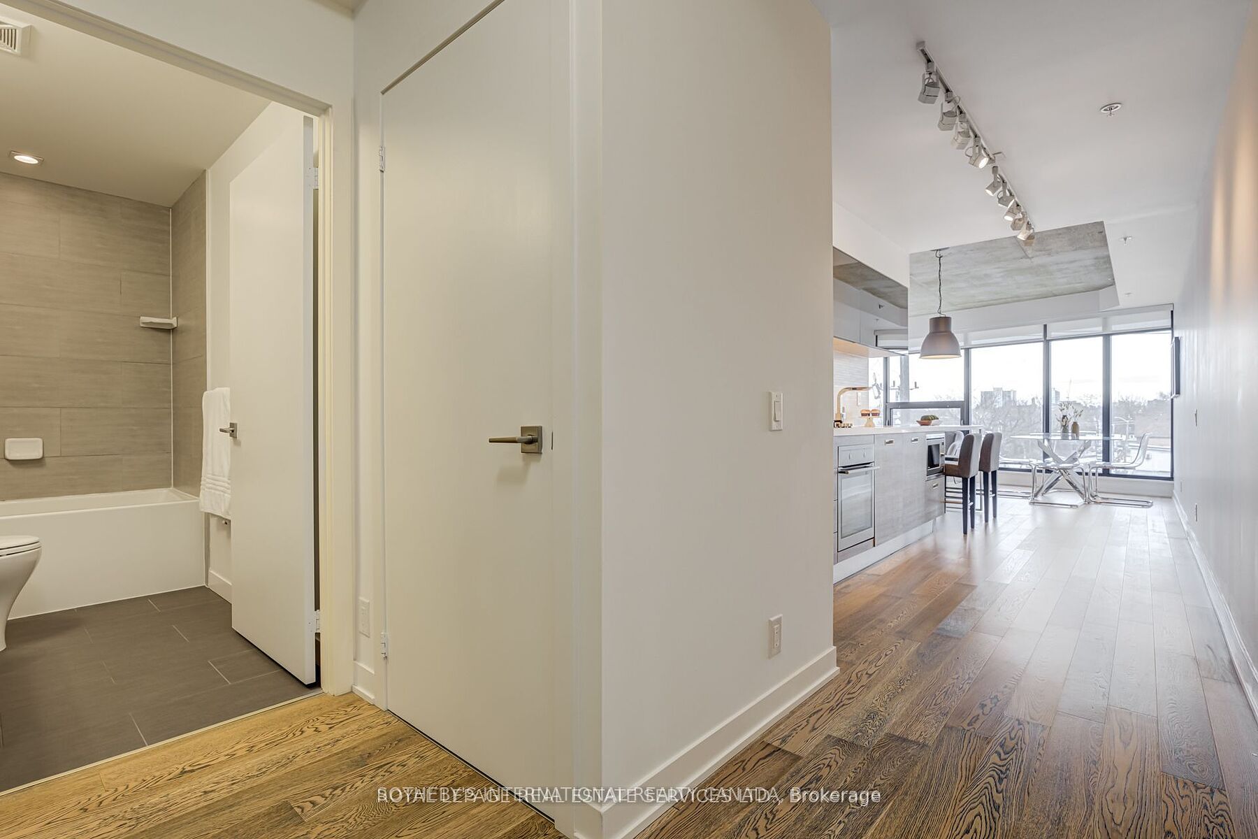 1239 Dundas Street W 404