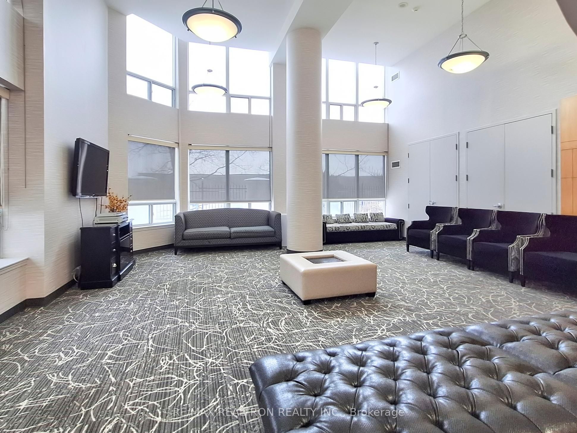 9017 Leslie Street PH10