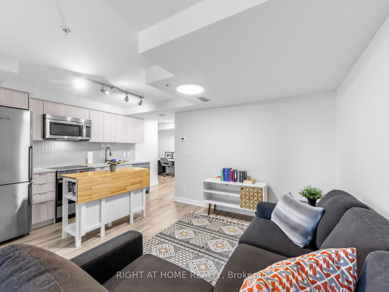 295 Adelaide Street W 1210