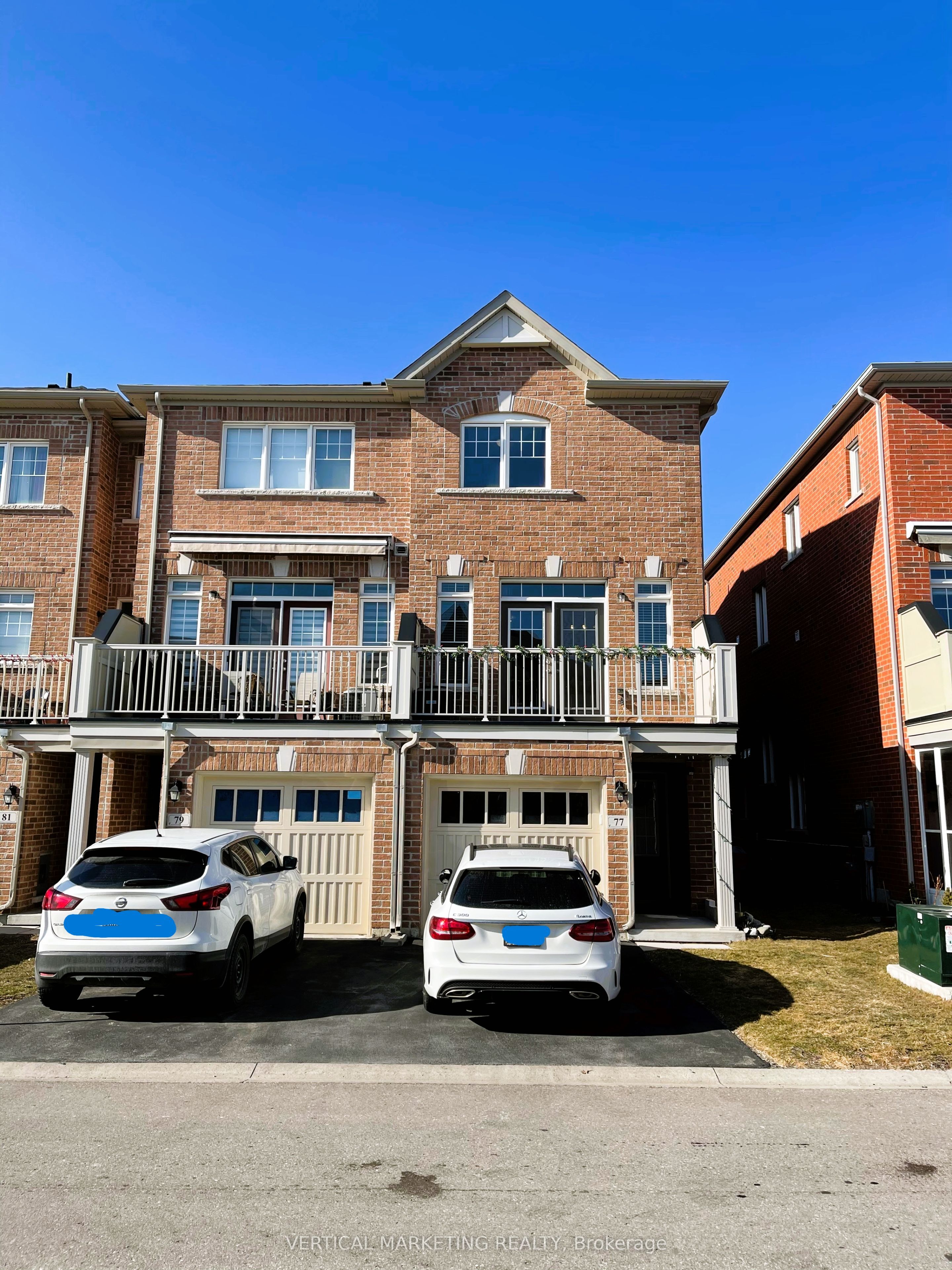 77 Dundas Way