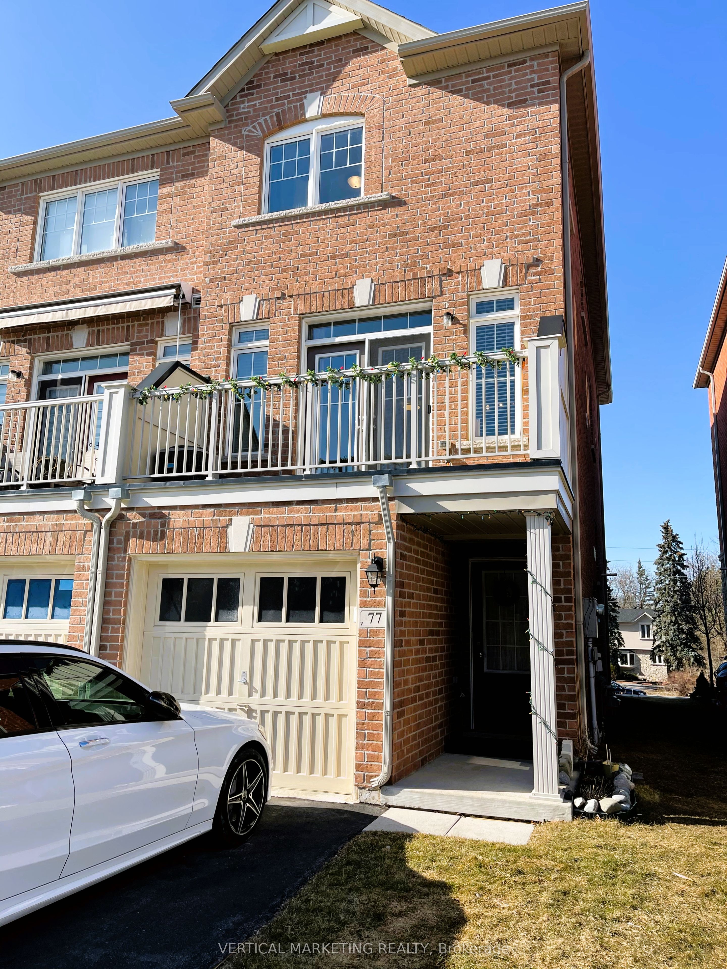 77 Dundas Way