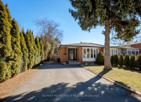 897 Consort Crescent Main Mississauga ON L5C 1J8