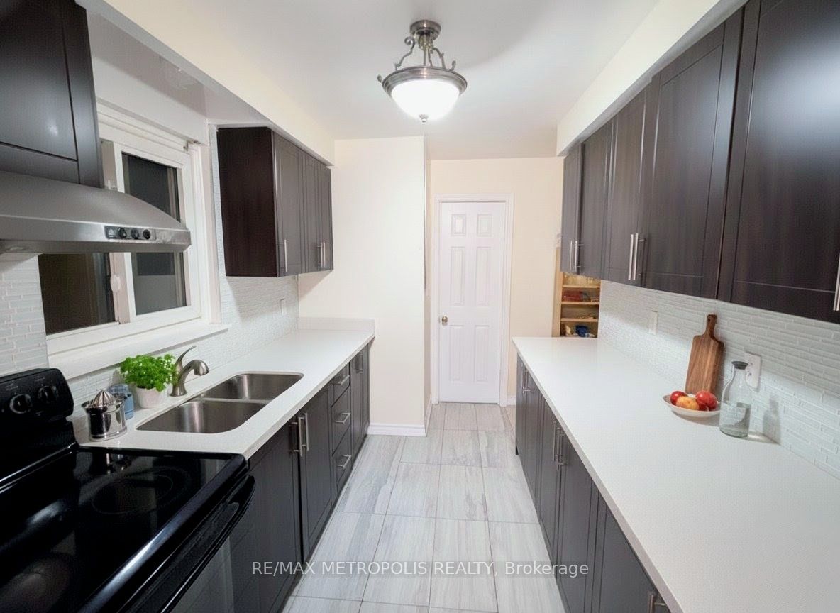 897 Consort Crescent Main