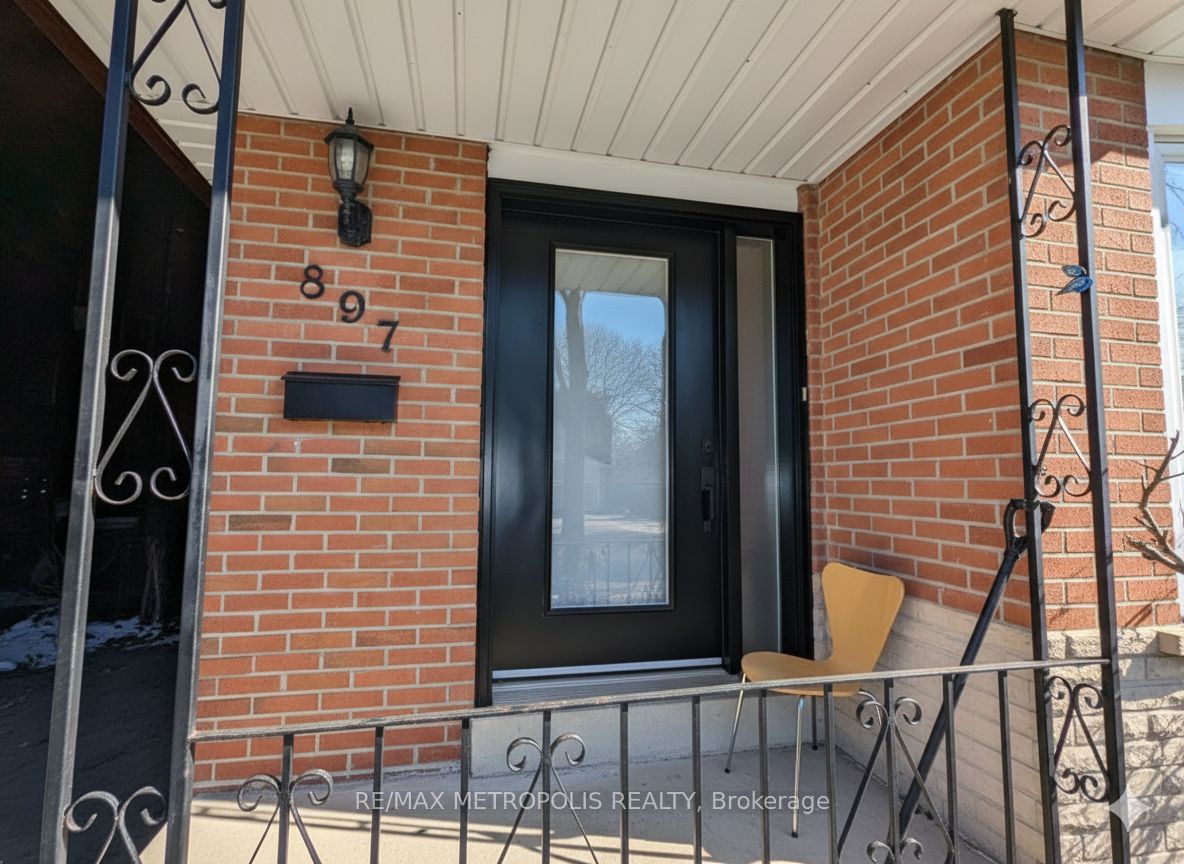 897 Consort Crescent Main