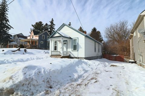 Property photo of 5761 peer street, niagara falls, ON l2g 1w9