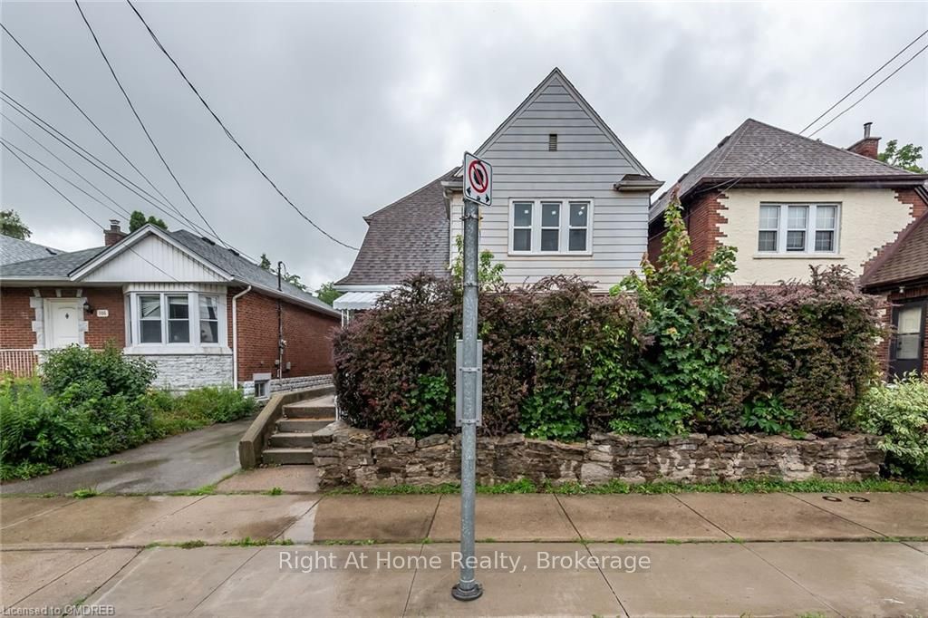 Photo 1 of 11 — 104 LONGWOOD Road S 2 Room #1, Hamilton, ON L8S 1S6
