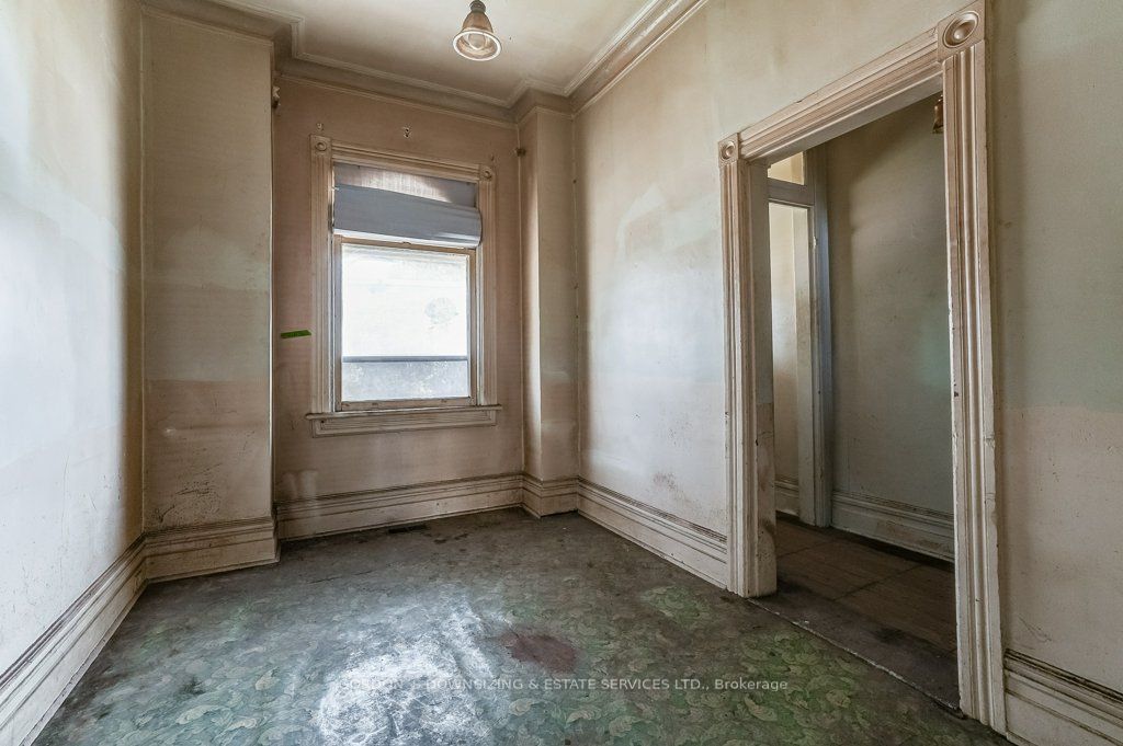 6 Paisley Avenue