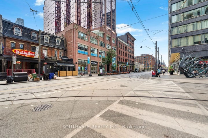 Photo 1 of 33 — 393 King St. W N/A 1107, Toronto, ON M5V 3G8