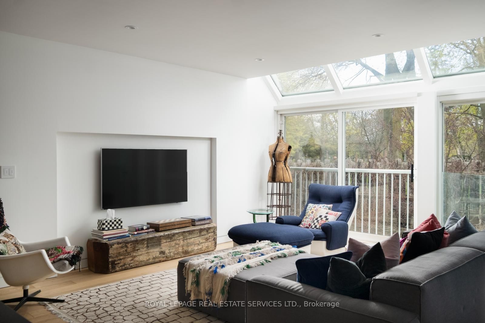390 Wellesley Street E 16