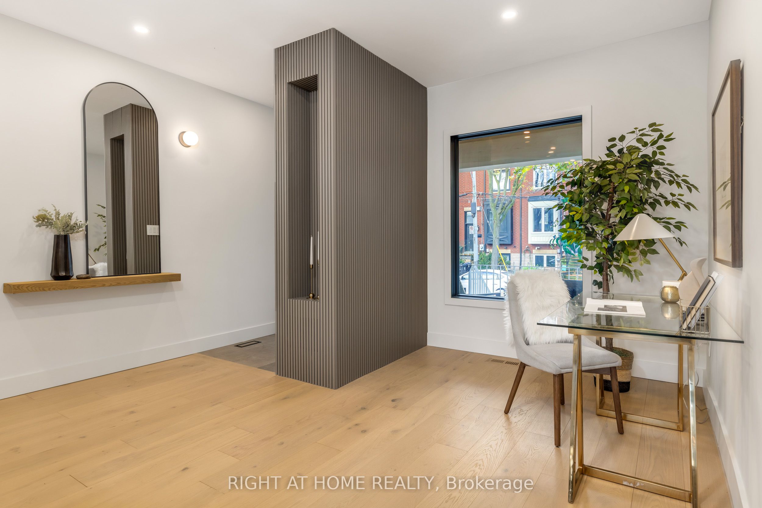 768 Richmond Street W