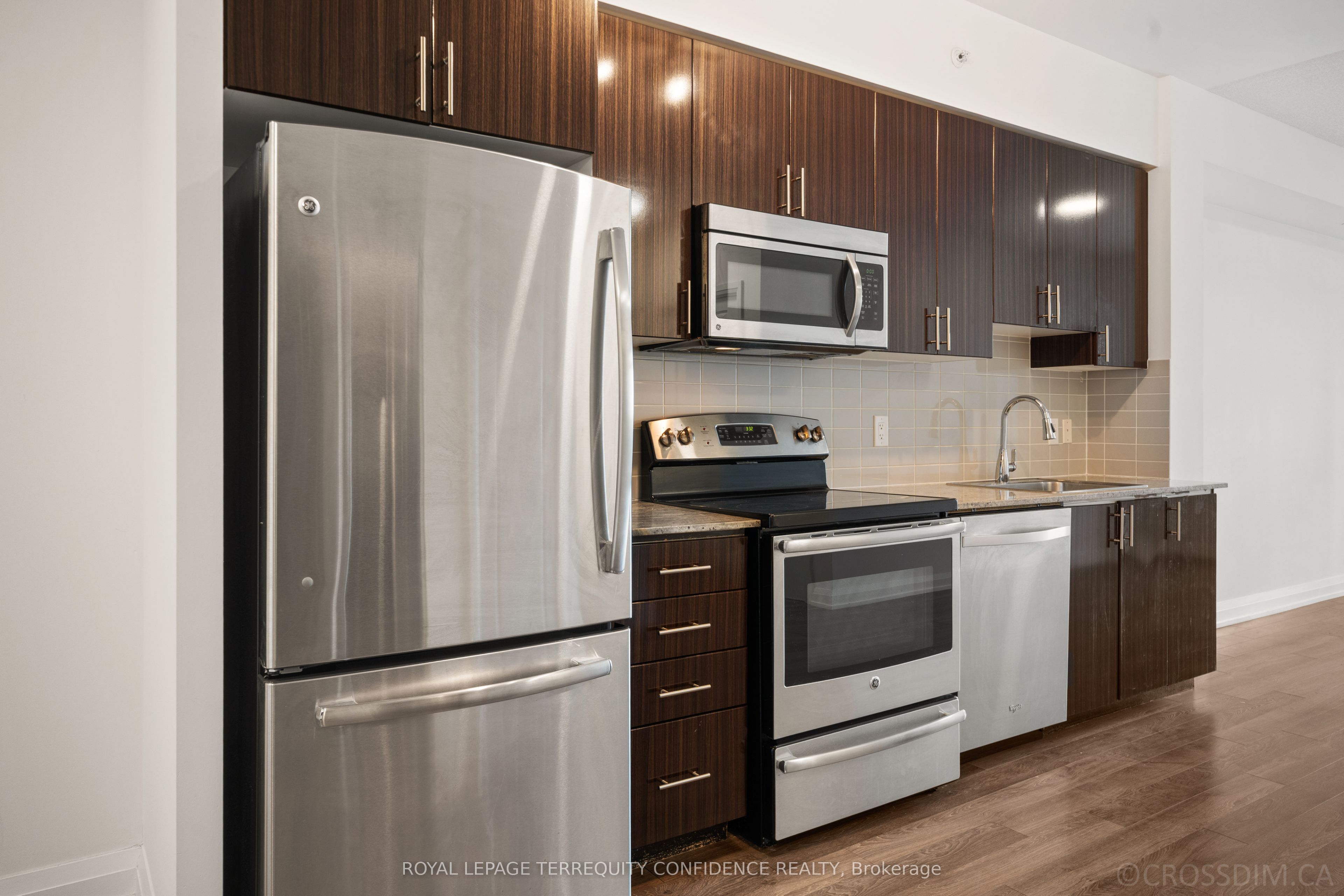 7161 Yonge Street 727