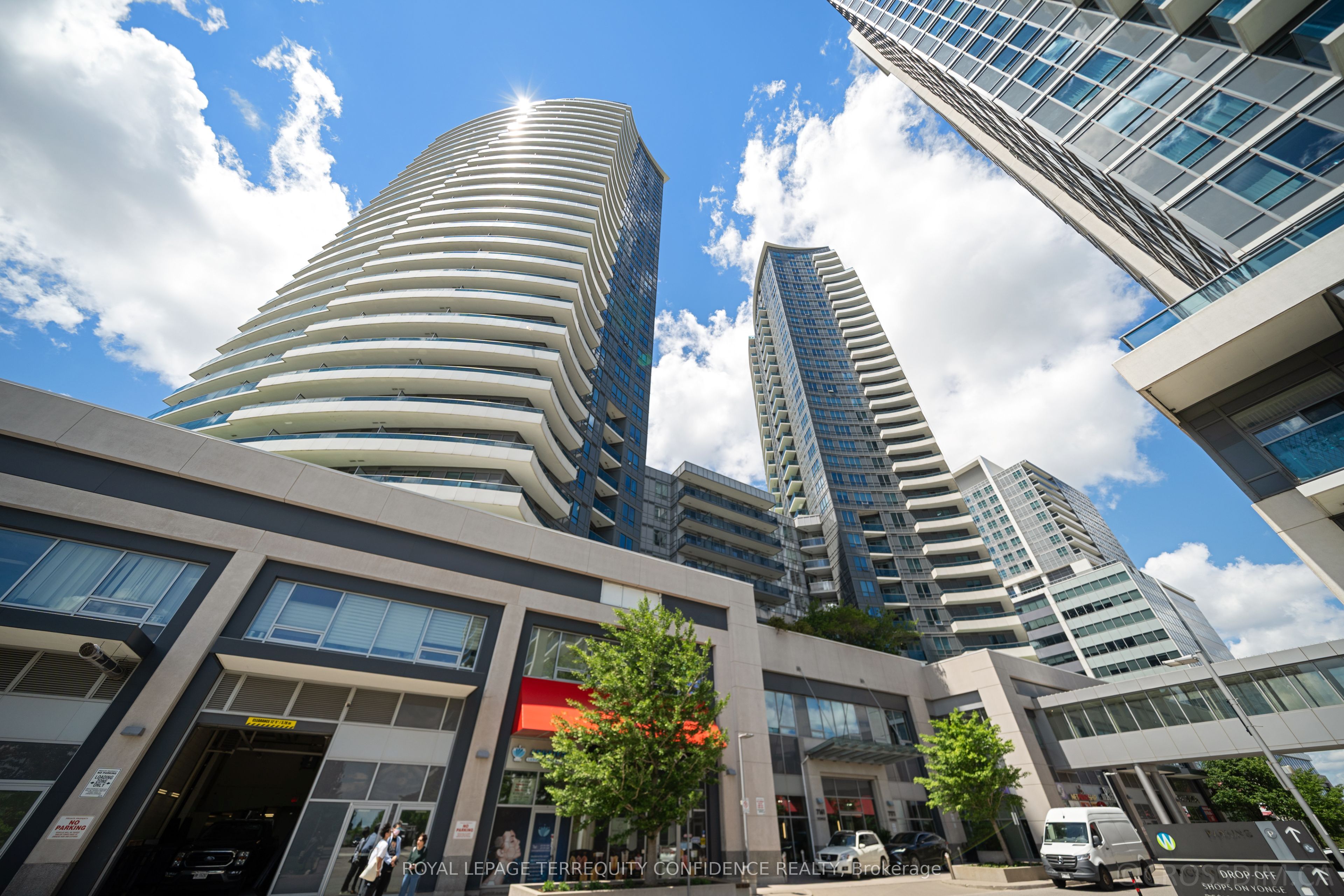 7161 Yonge Street 727