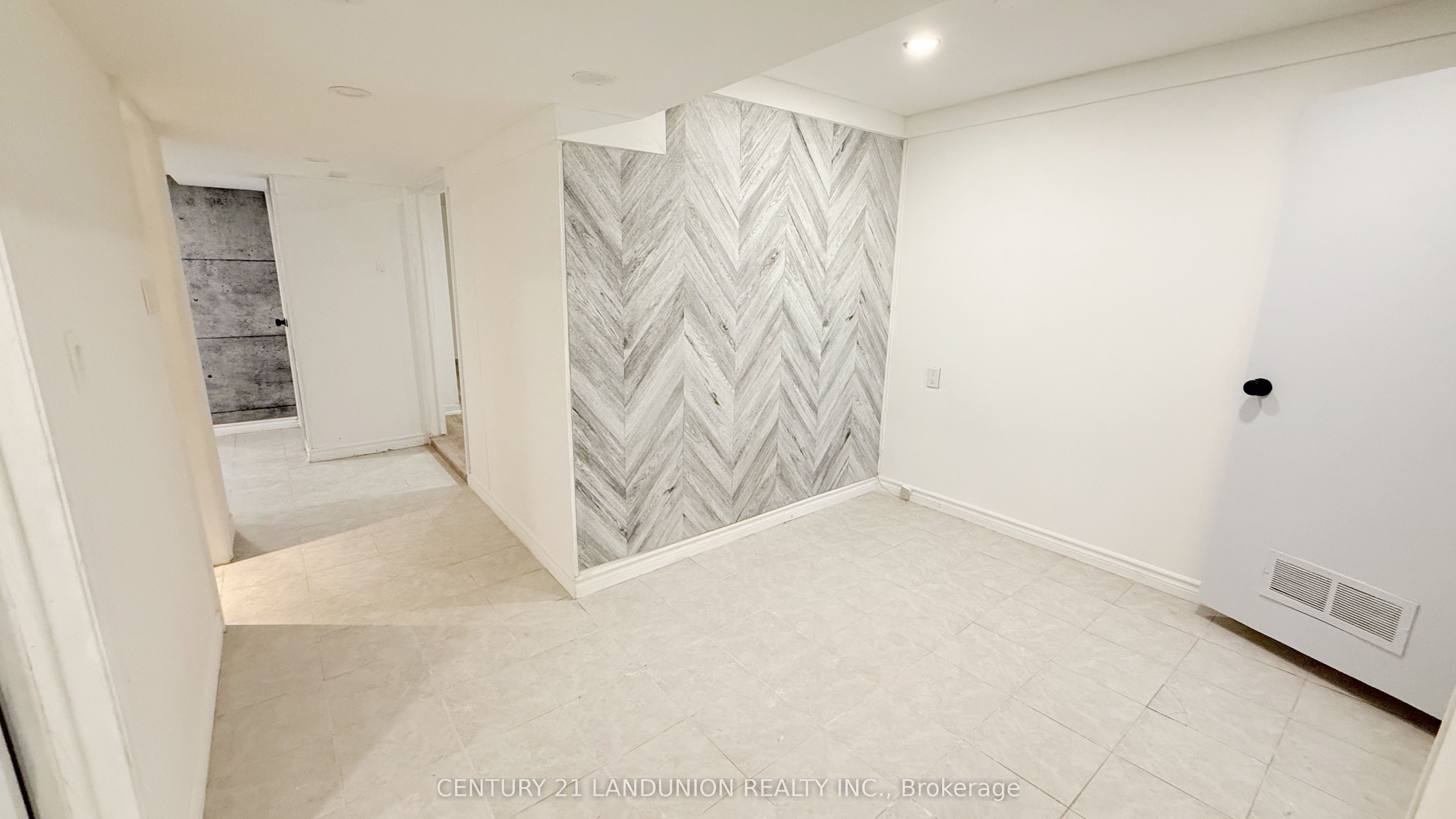 422 Lynett Crescent