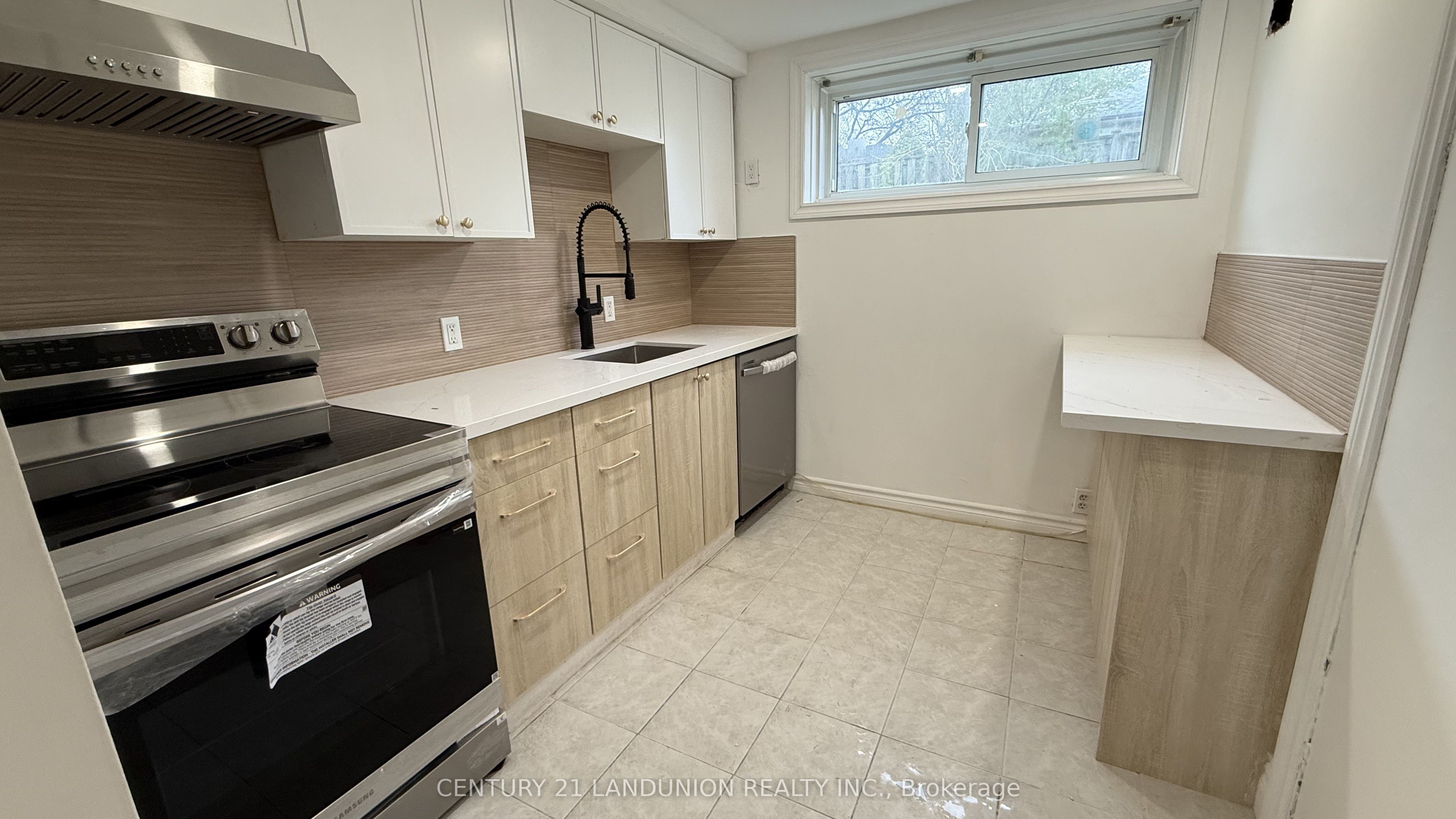 422 Lynett Crescent