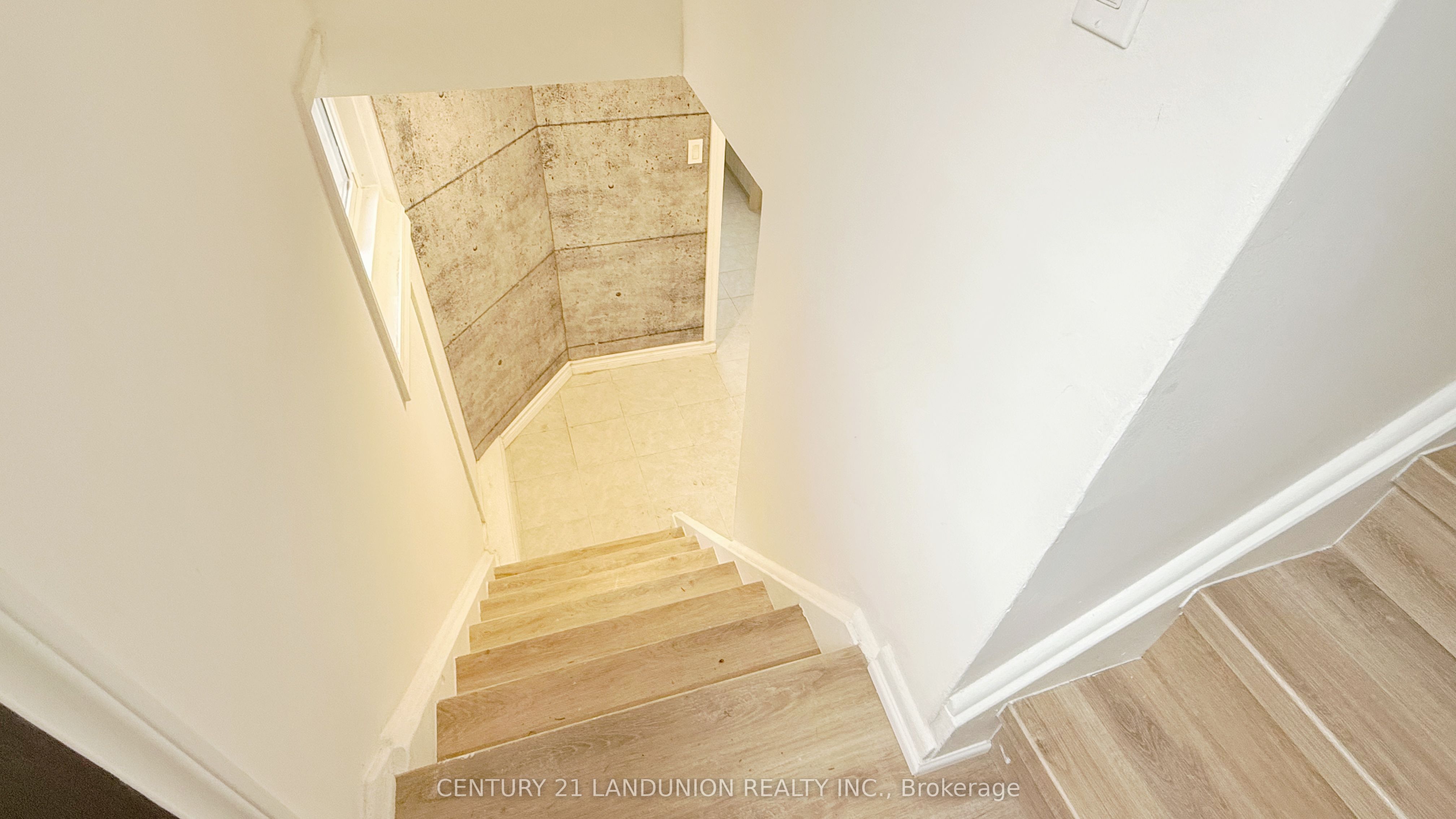 422 Lynett Crescent