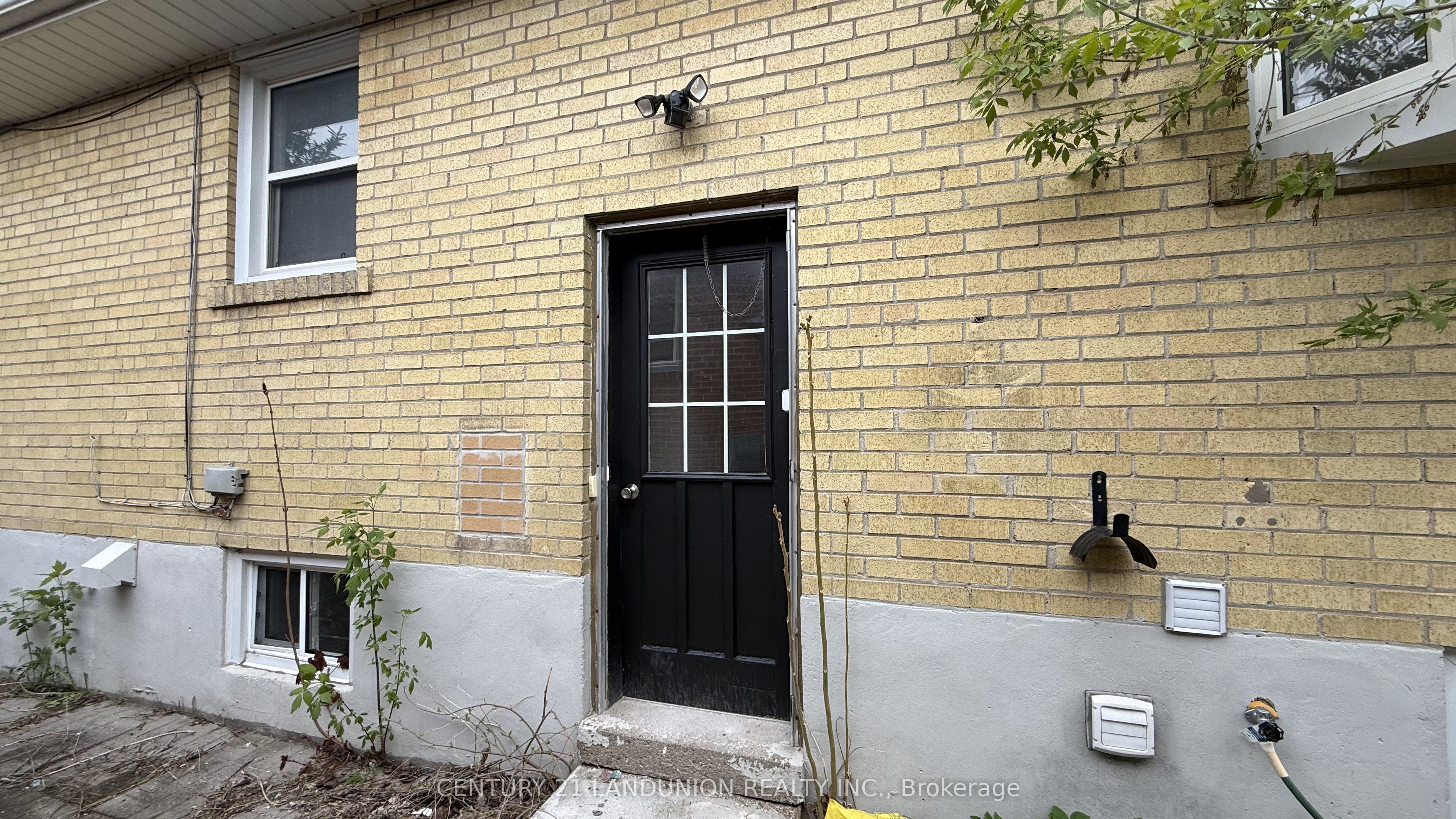 422 Lynett Crescent