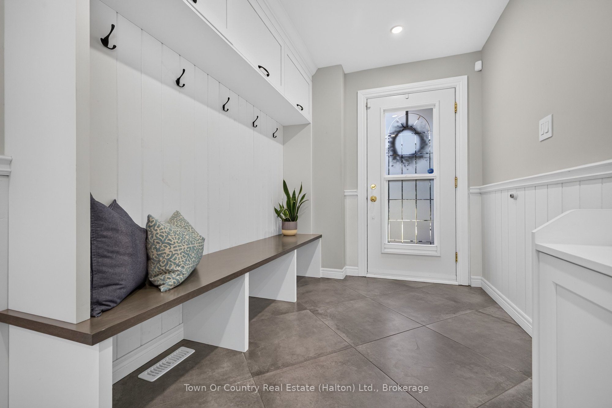 581 Lord Simcoe Court