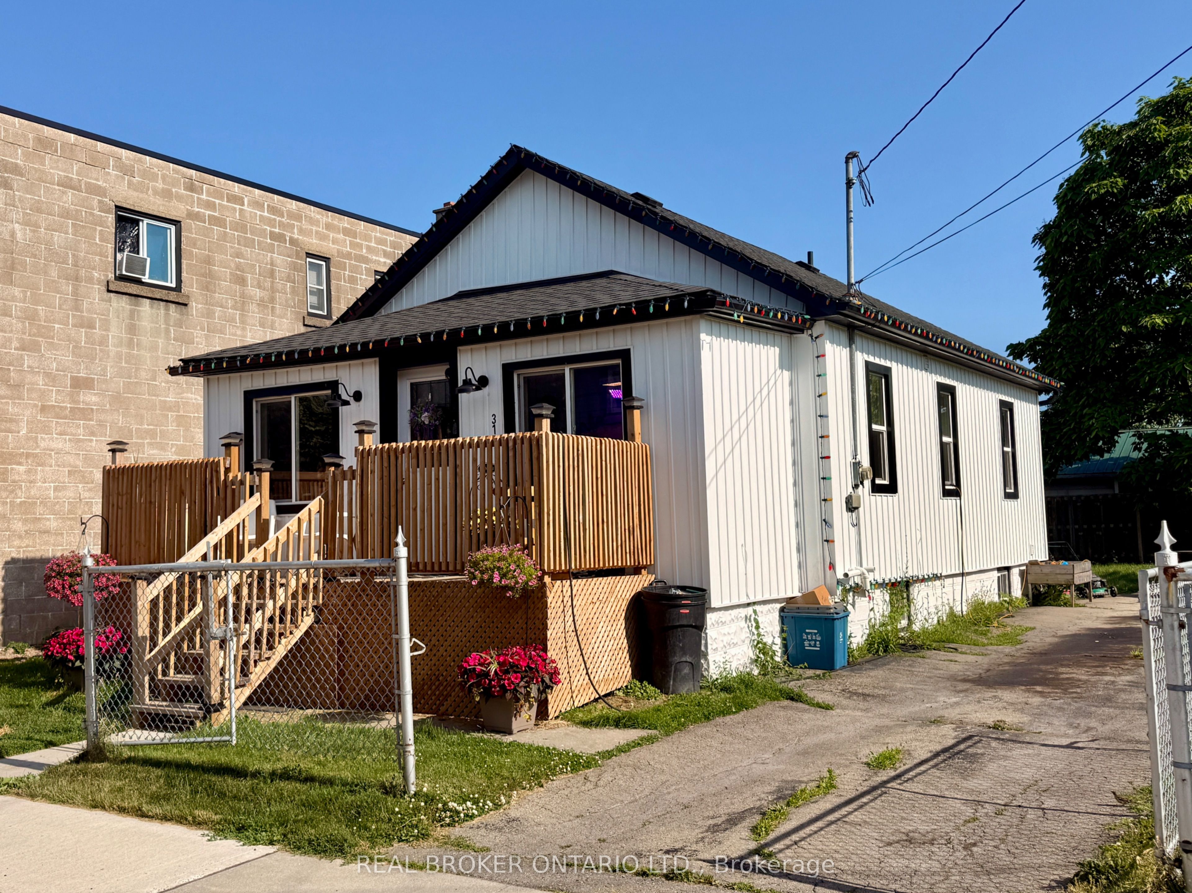 Photo 1 of 7 — 314 Broadway Street, Welland, ON L3C 5L9