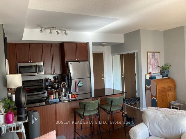 4196 Dundas Street W 605