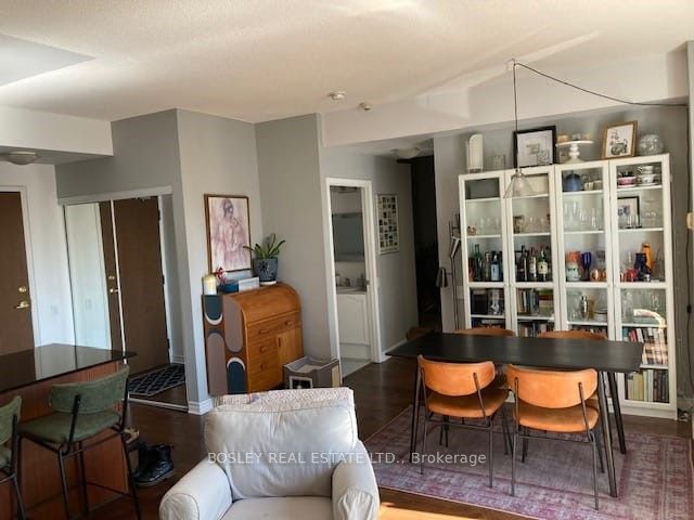 4196 Dundas Street W 605