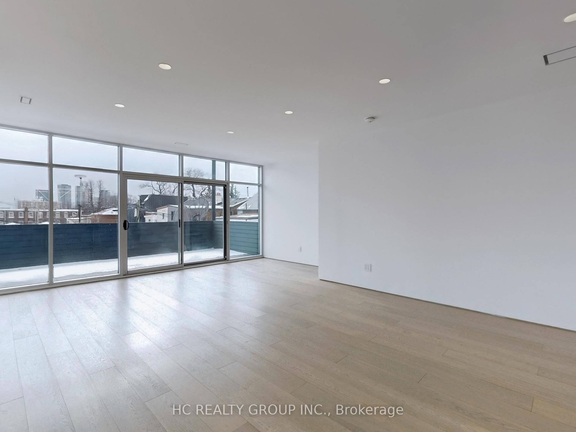 899 Dundas Street W Upper