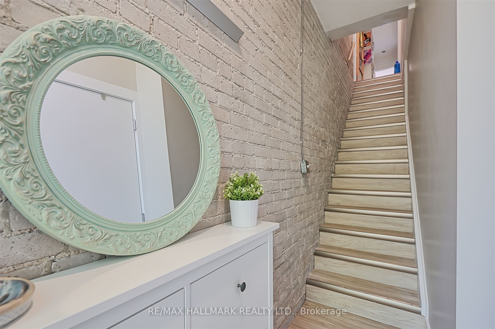 1926 Gerrard Street E