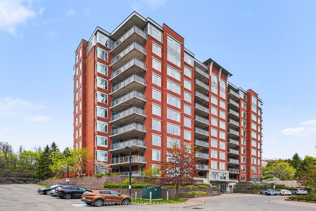 Photo of 136 Darlington Private #702, Hunt Club - Windsor Park Village and Area, ON K1V 0X6 (MLS # X13141464)