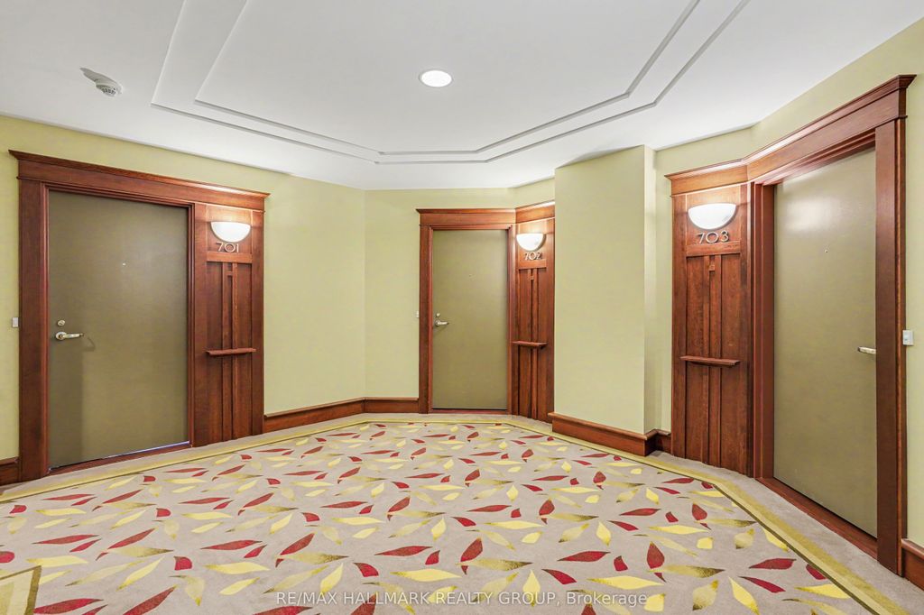 Photo of 136 Darlington Private #702, Hunt Club - Windsor Park Village and Area, ON K1V 0X6 (MLS # X13141464)
