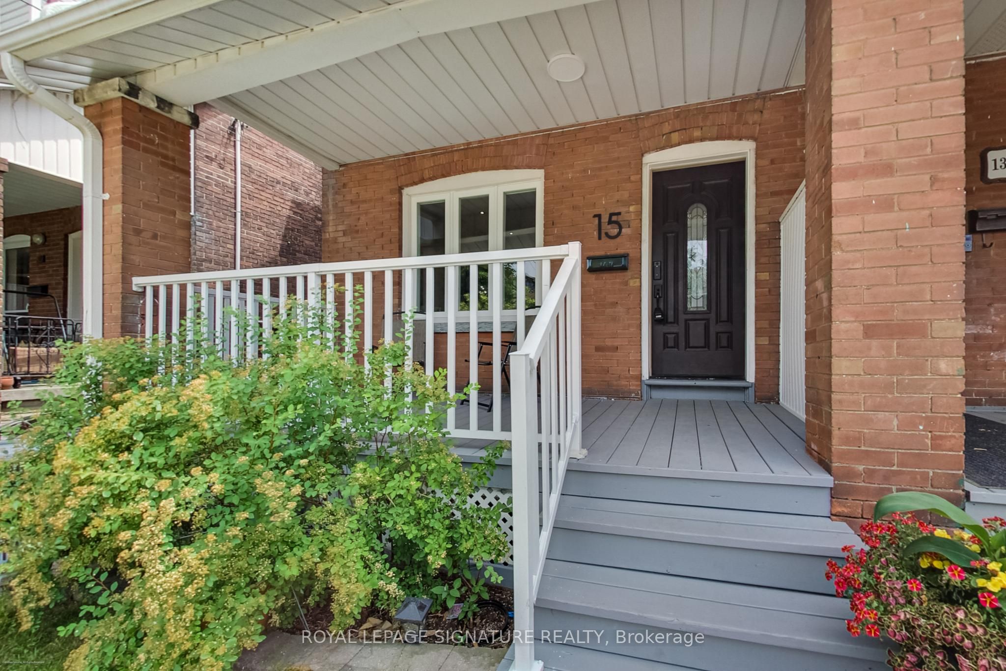15 Glebeholme Boulevard
