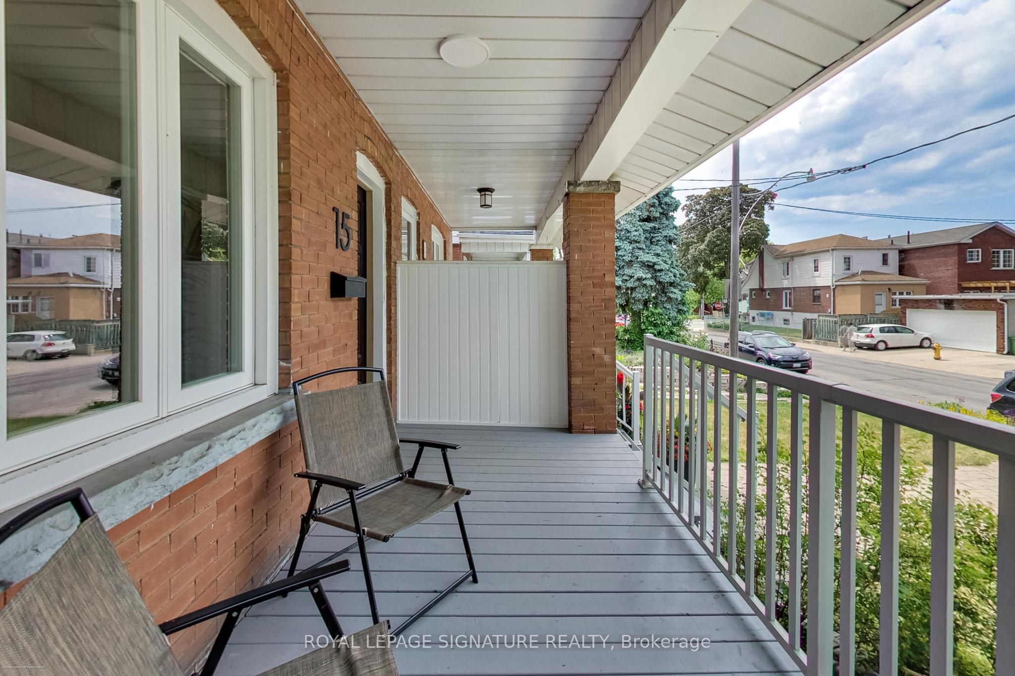 15 Glebeholme Boulevard