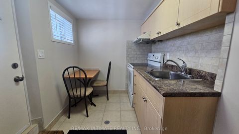 905 Lansdowne Avenue Lower Toronto ON M6H 3Z2