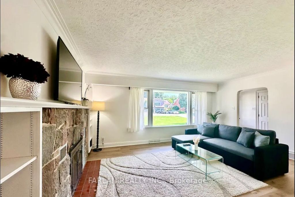 Photo of 38 LAKE Avenue, Richmond Hill, ON L4E 3G3 (MLS # N12617476)