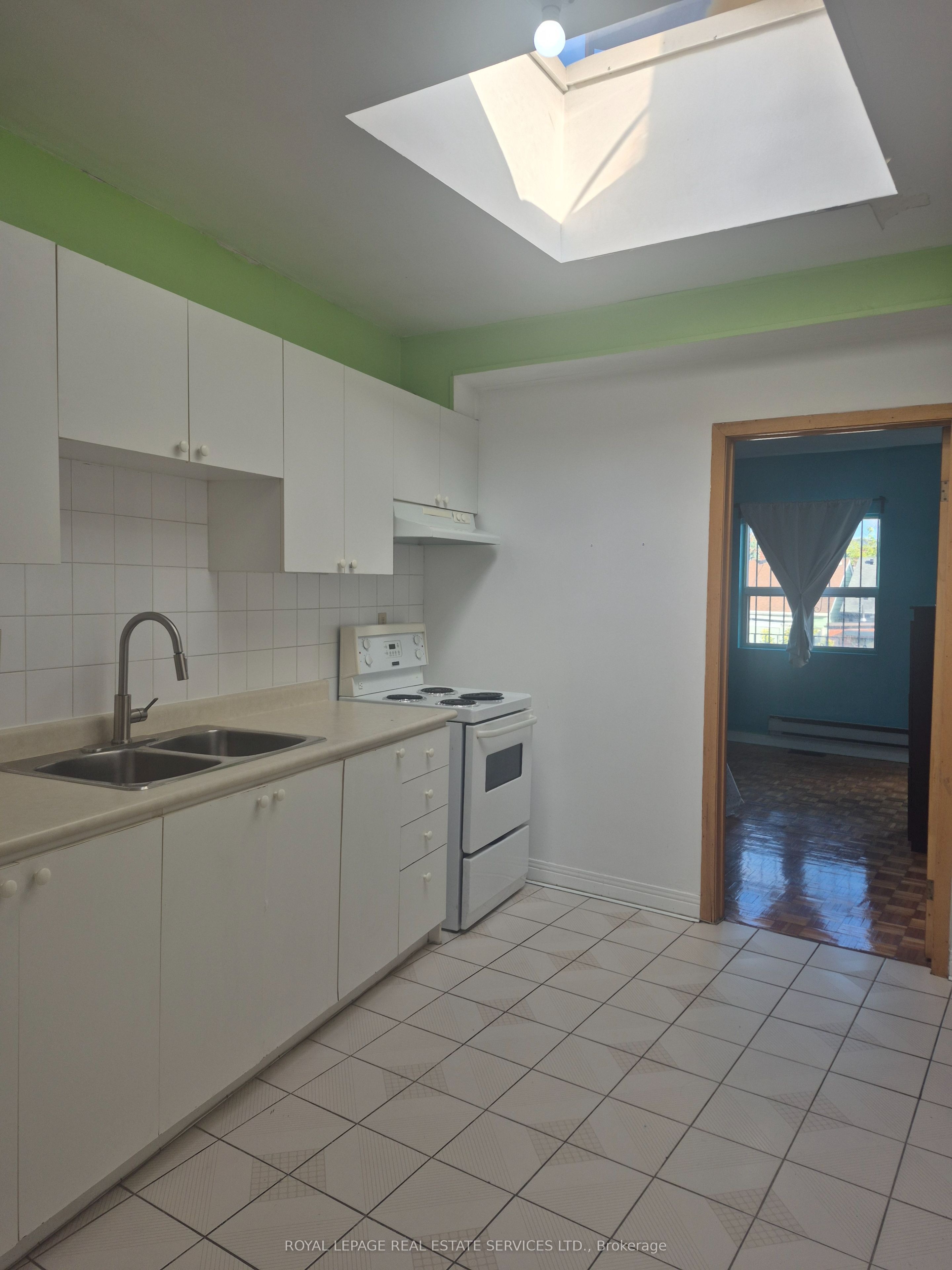 1584 Dundas Street W