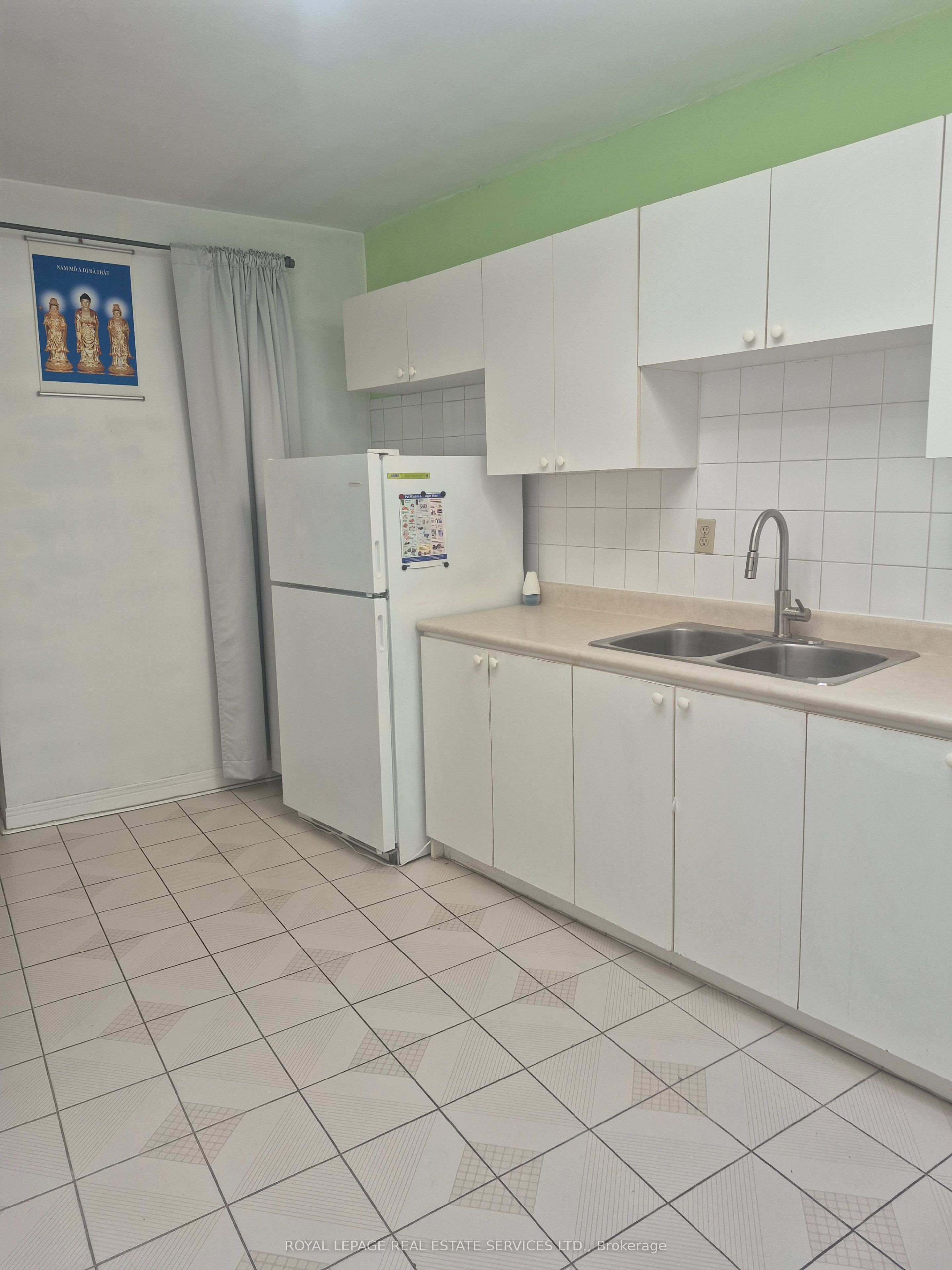 1584 Dundas Street W