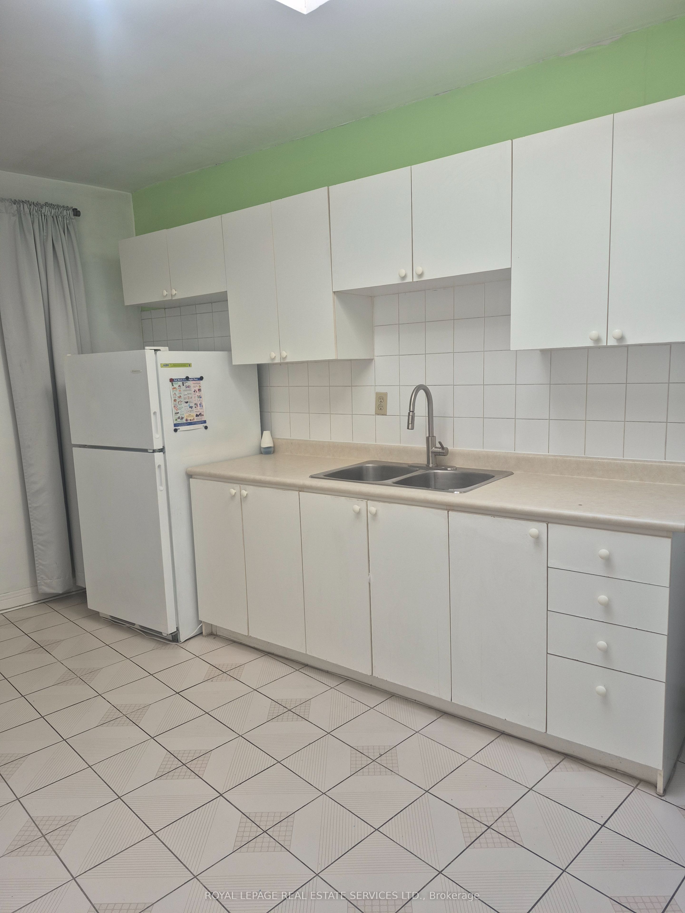 1584 Dundas Street W
