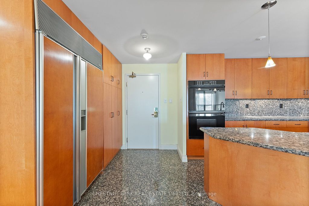 Photo of 889 Bay Street #1610, Toronto, ON M5S 3K5 (MLS # C12270278)