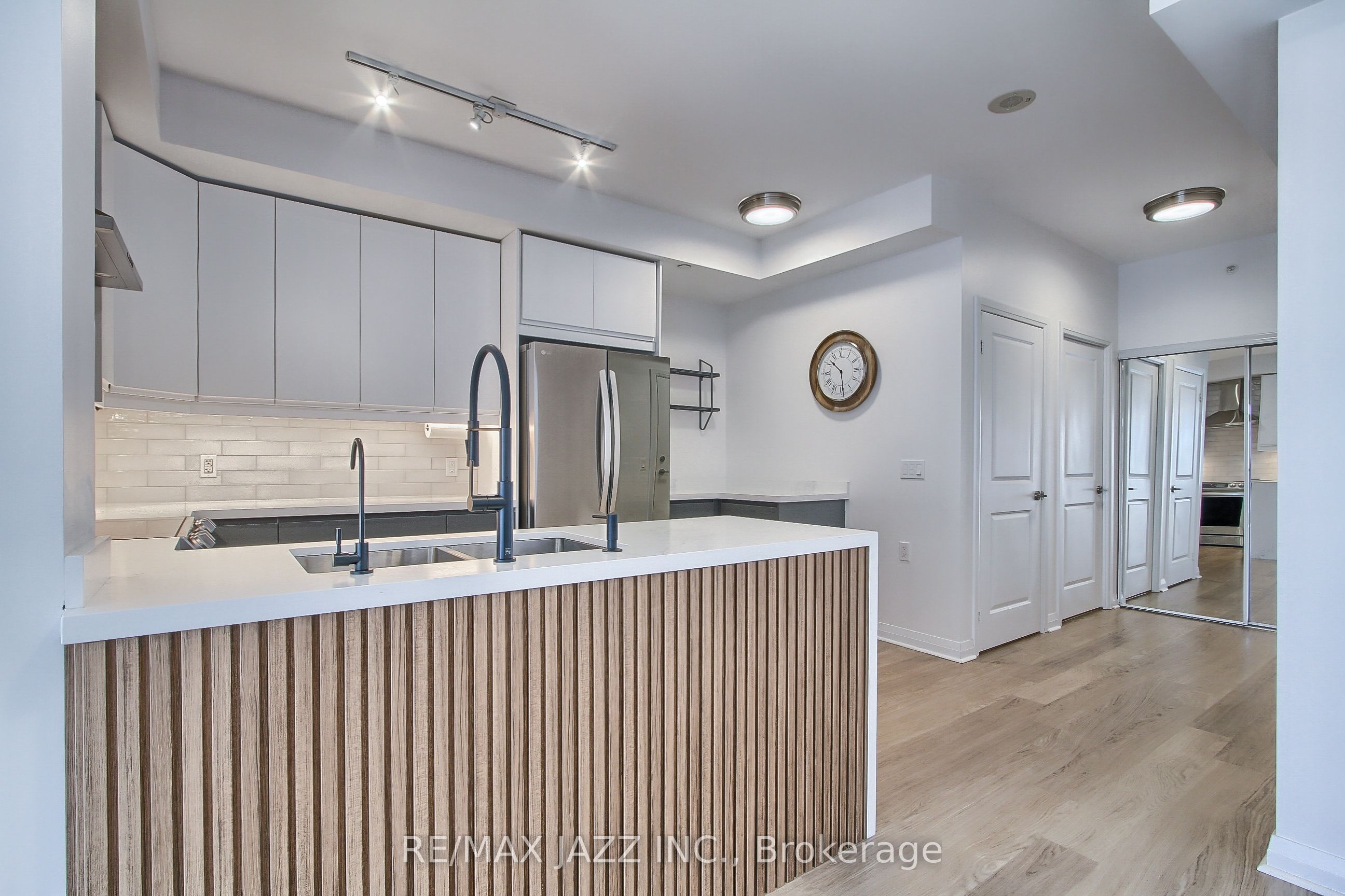 55 Oneida Crescent 703