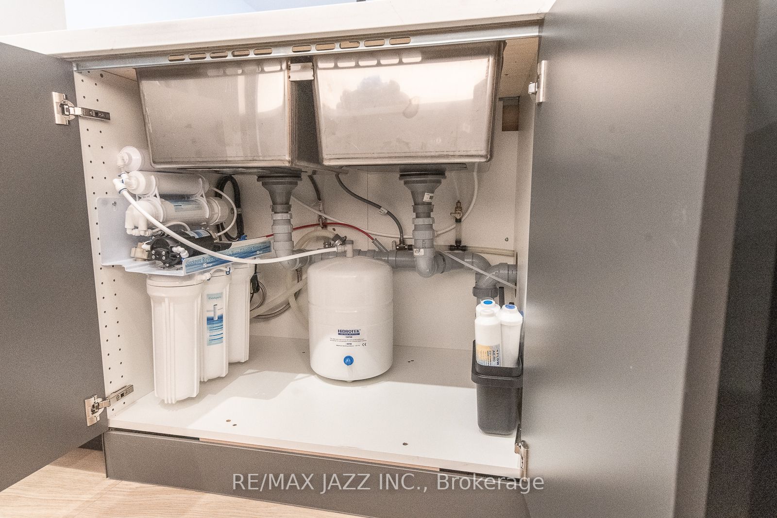 55 Oneida Crescent 703