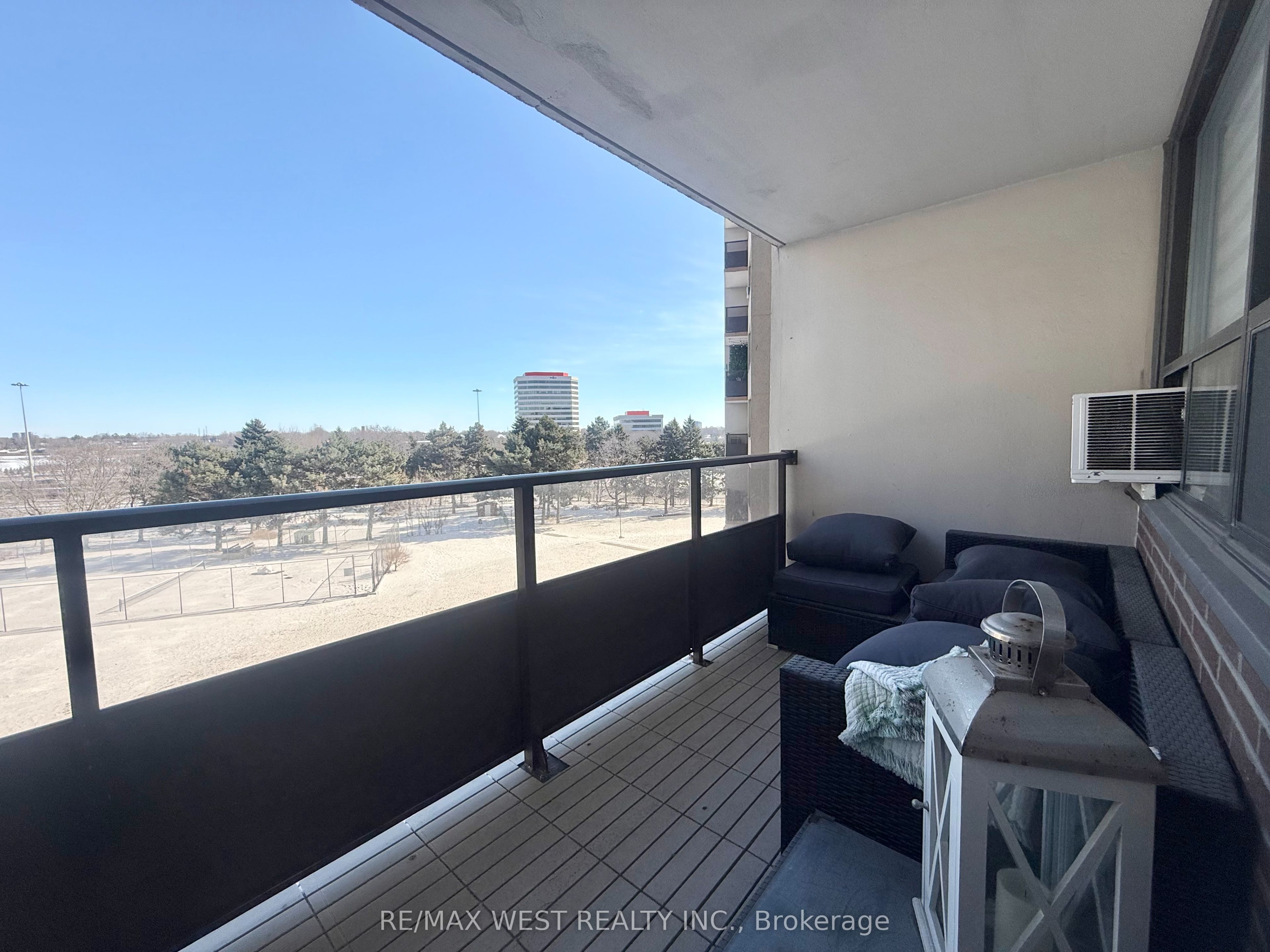 451 The West Mall N/A 522