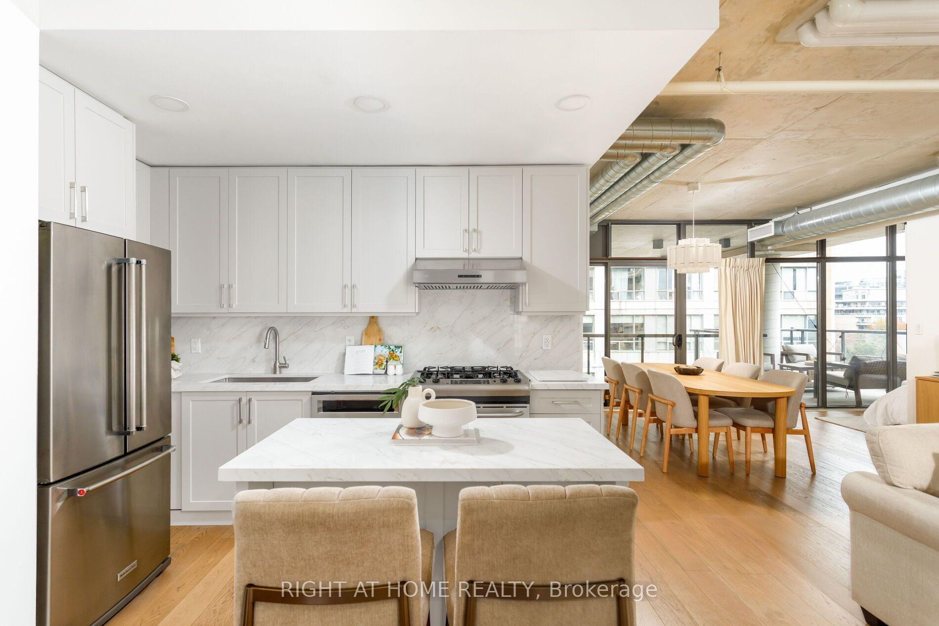 533 Richmond Street W 805