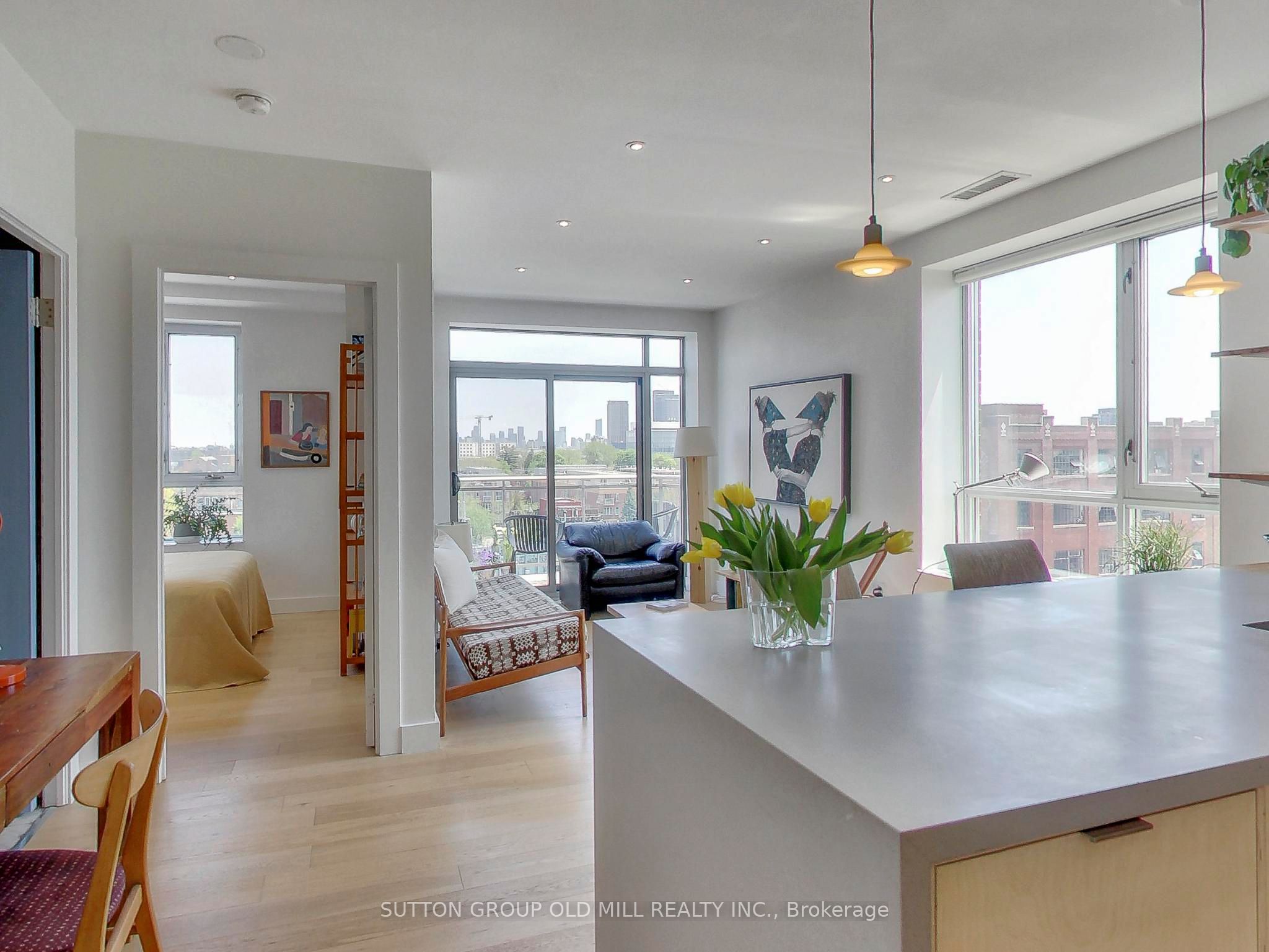 2495 Dundas Street W 712