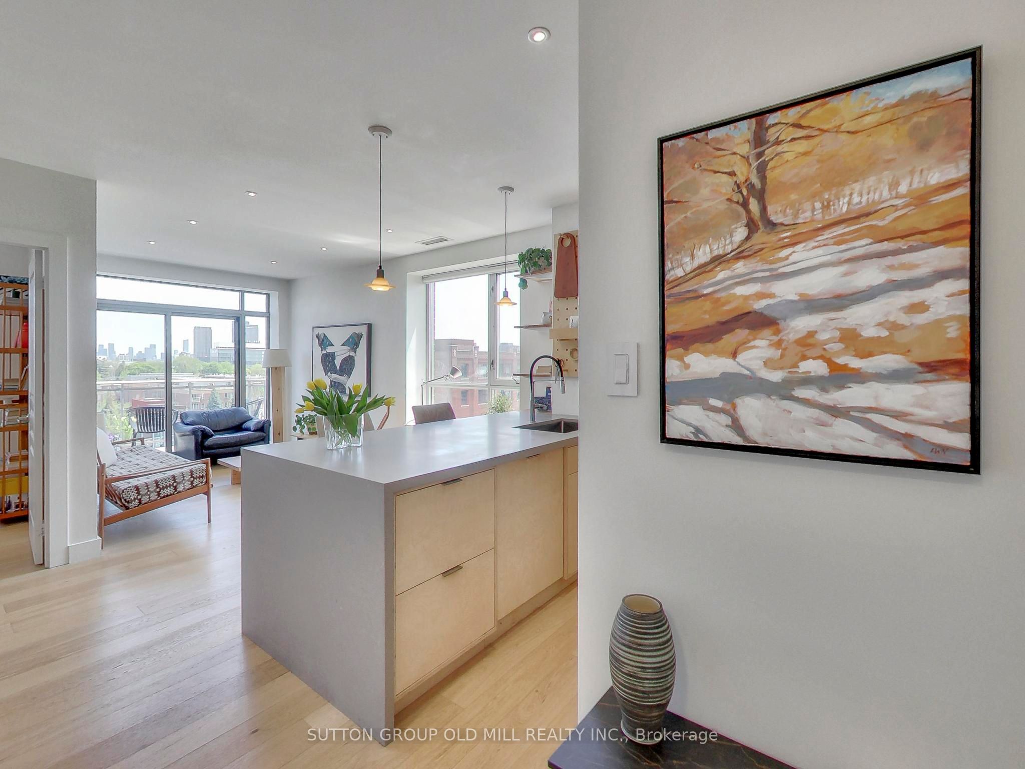 2495 Dundas Street W 712