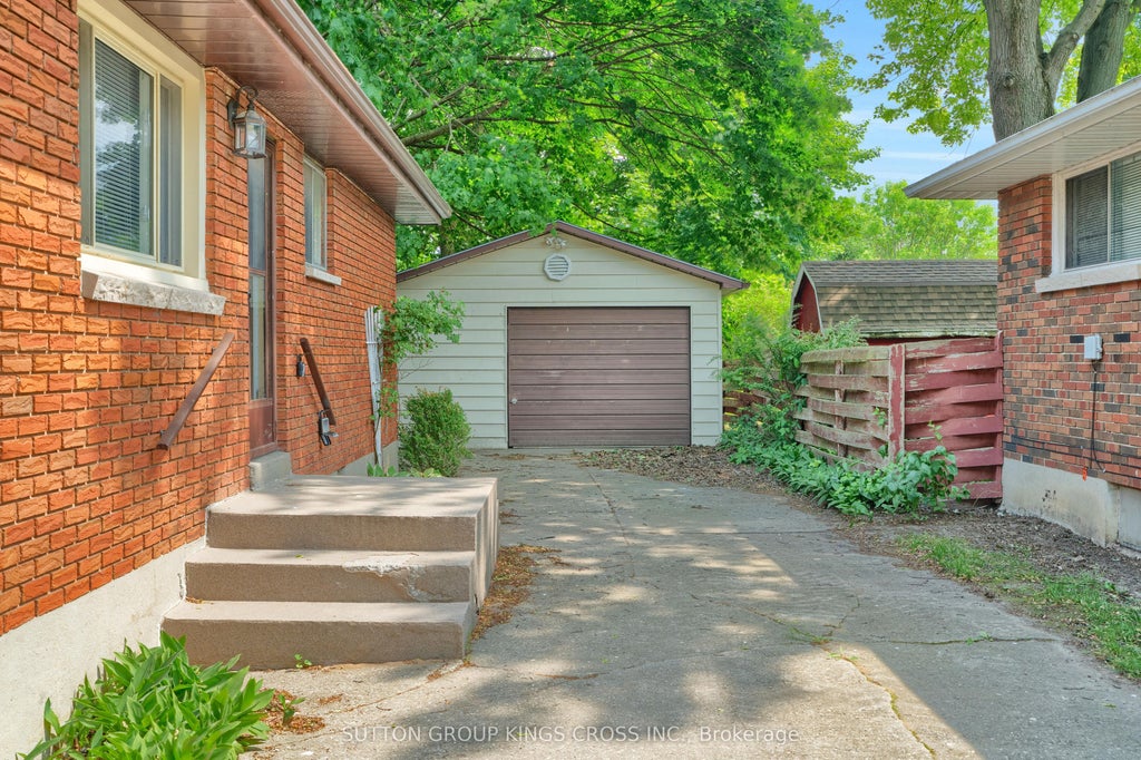 Photo of 34 Hillcrest Avenue, Chatham-Kent, ON N7M 4E7 (MLS # X13716612)